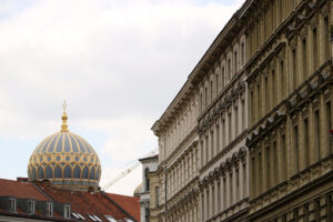 A building in Berlin and the dome of the synagogue - MyVideoimage.com