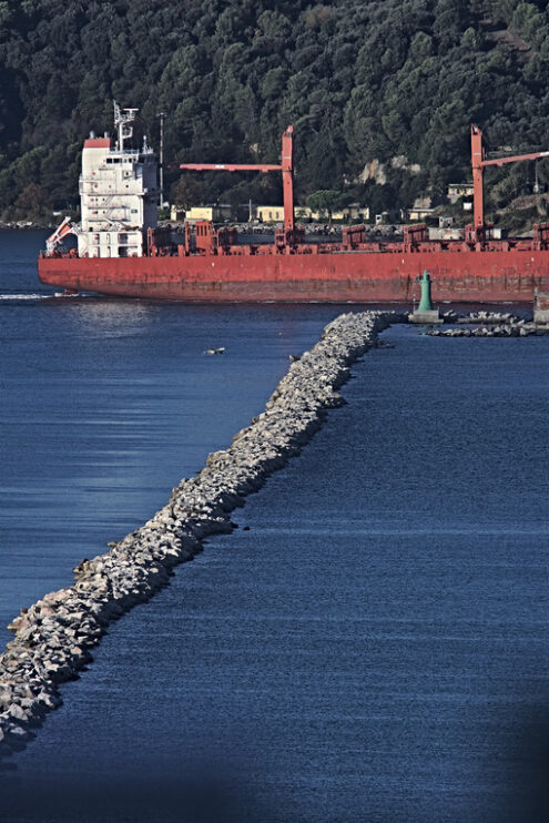 A cargo ship in the Gulf of La Spezia, Liguria. Foto navi. Ships photo.