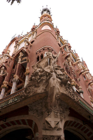 A historic building in the center of barcelona with a facade decorated with sculptures . Barcellona foto. Barcelona photo.