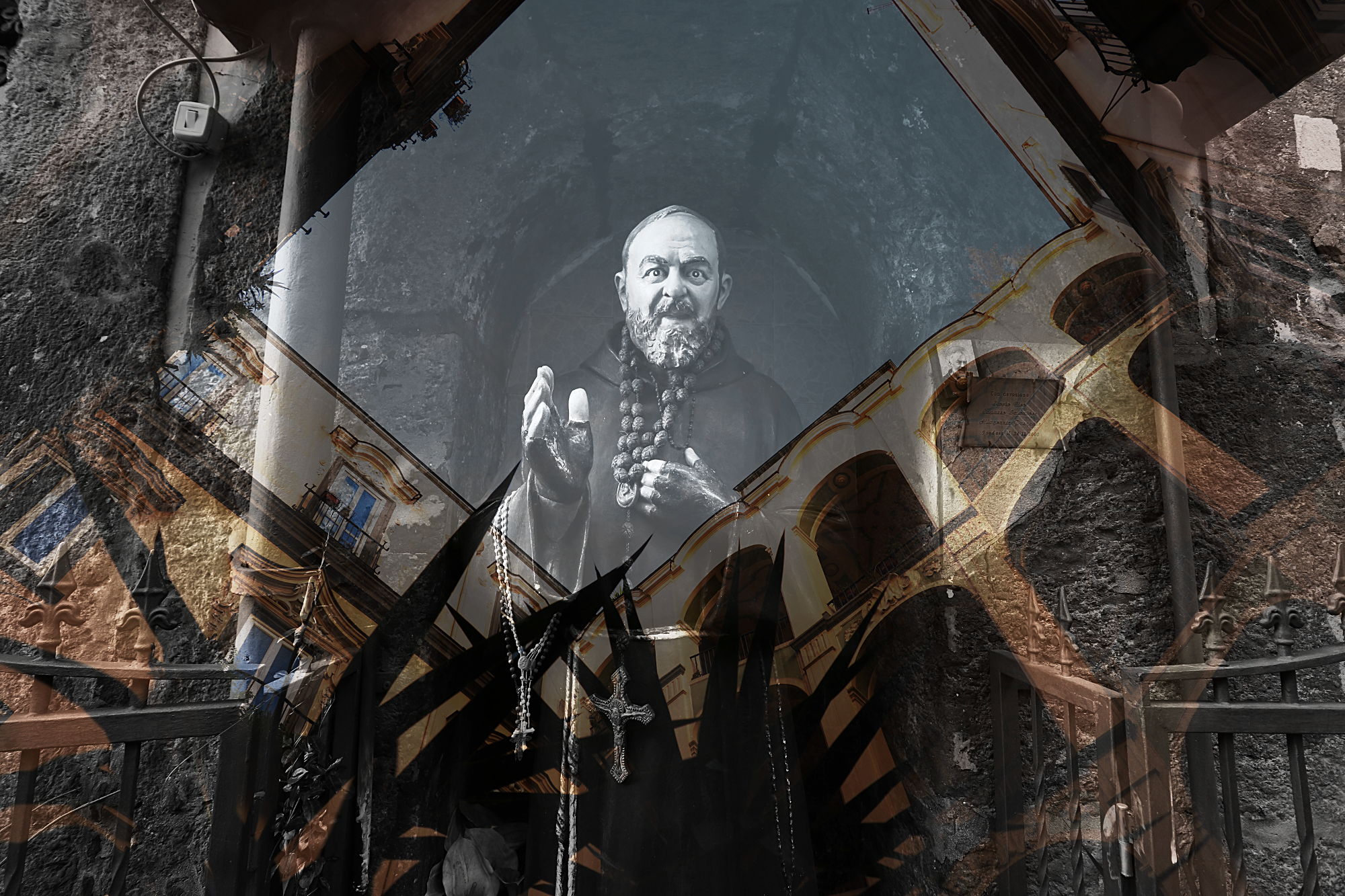 Palace of devotion. Fotografia d'arte di Paolo Grassi scattata a Napoli