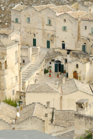 Abitazioni sotterranee a Matera. Houses, roads and alleys in the Sassi of Matera. Typical dwellings carved into the rock and with facades of beige tuff blocks. - MyVideoimage.com | Foto stock & Video footage