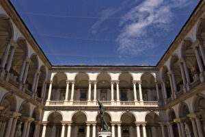 Accademia di Brera, Milano. Cortile con porticato e colonne e statua di Napoleone. - MyVideoimage.com | Foto stock & Video footage