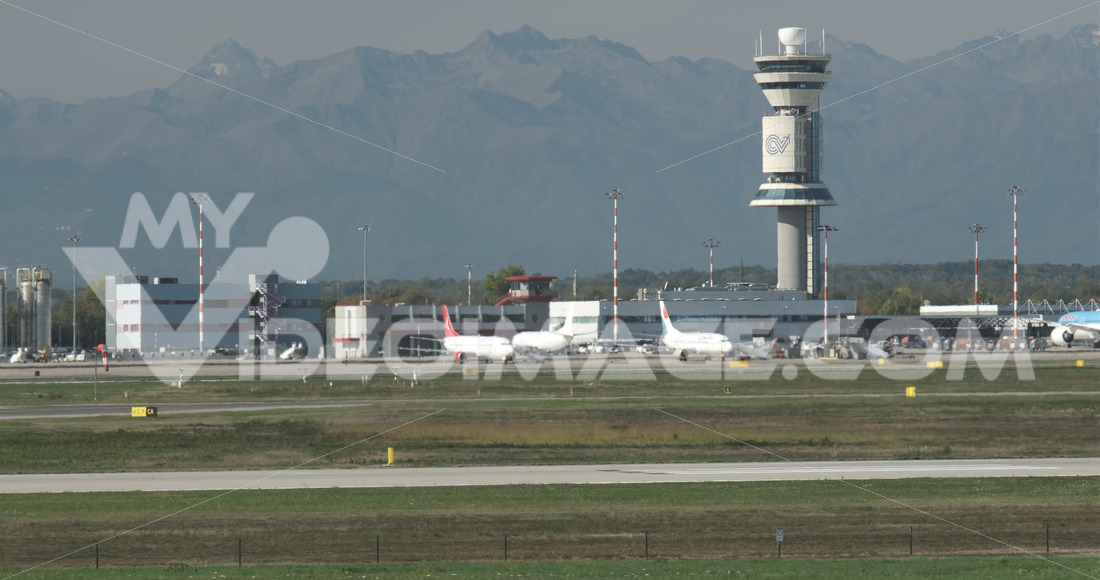 Aereo in decollo video. Easyjet Airbus A320-214 airplane taking off at ...