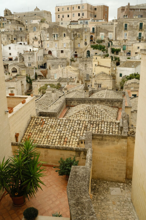 Alleys in Matera. Streets, alleys and courtyards of the city of Matera. Typical houses built with blocks of tufa stone of beige color. - MyVideoimage.com | Foto stock & Video footage