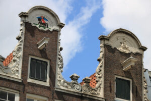 Amsterdam buildings. Detail of facades of typical buildings with hooks for lifting go - MyVideoimage.com | Foto stock & Video footage