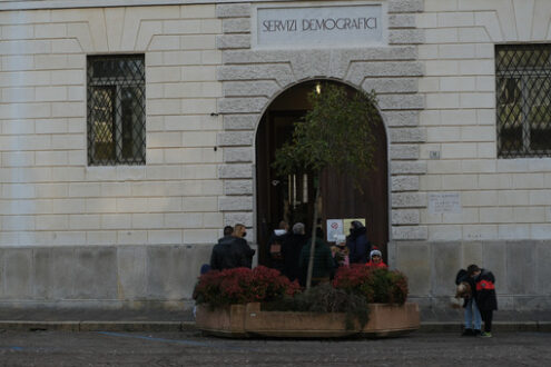 Anagrafe comunale. Entrance to the Town Hall of Busto Arsizio during the period of the Coronavirus Covid19. People are in the queue. - MyVideoimage.com | Foto stock & Video footage