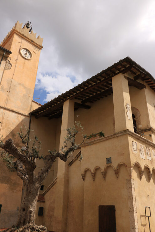 Ancient Tuscan palace, Palazzo del Podestà with bell tower and noble coats of arms. - MyVideoimage.com | Foto stock & Video footage