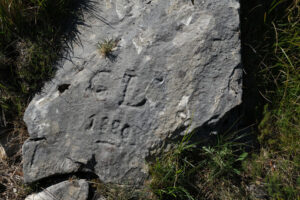 Ancient engraving indicating a path in the Apuan Alps. - MyVideoimage.com | Foto stock & Video footage