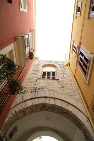 Ancient houses in the alleys of the city of Bari. Vault in an alley. - MyVideoimage.com