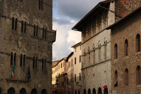 Ancient medieval buildings in Massa Marittima in Tuscany. Stone facades with mullioned windows. - MyVideoimage.com