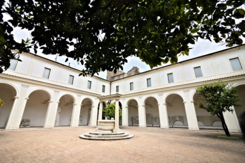 Ancient well. Small cloister of the Charterhouse also known as the Chiostrino. Diocletian Baths. Roma foto. - MyVideoimage.com | Foto stock & Video footage