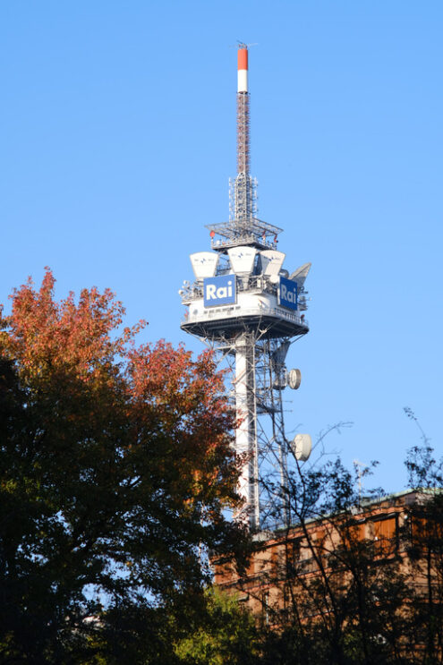 Antenne RAI Milano. Torre con antenne e ripetitori radio tv della Rai. In primo piano gli alberi con le foglie che cadono. - MyVideoimage.com | Foto stock & Video footage