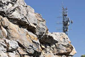 Antenne per telecomunicazioni. Traliccio con numerose antenne trasmittenti installati su una montagna rocciosa. - MyVideoimage.com | Foto stock & Video footage