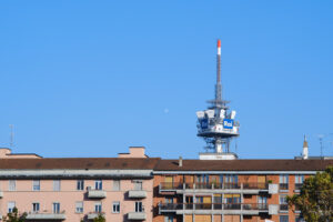 Antenne radio tv della RAI a Milano. Tower with antennas and TV radio repeaters of the RAI of Milan. In the foreground buildings with residential houses. - MyVideoimage.com | Foto stock & Video footage