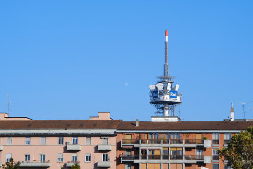 Antenne radio tv della RAI a Milano. Tower with antennas and TV radio repeaters of the RAI of Milan. In the foreground buildings with residential houses. - MyVideoimage.com | Foto stock & Video footage