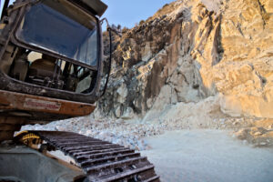 Antica cava di marmo a Carrara. Apuan Alps, Carrara, Tuscany, Italy. March 28, 2019.  An excavator in a quarry of white Carrara marble. Cave marmo. - MyVideoimage.com | Foto stock & Video footage