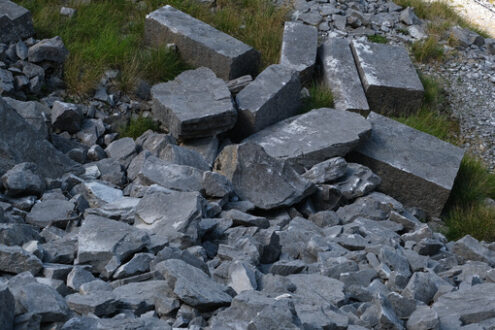 Antichi blocchi di marmo. Abandoned marble blocks in an ancient quarry. - MyVideoimage.com | Foto stock & Video footage