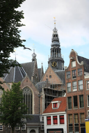 Apse of the Old Church (De Oude Kerk).View of the canal and a bo - MyVideoimage.com