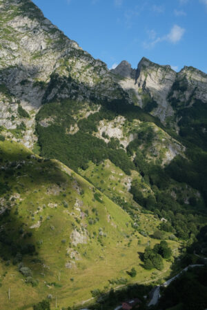 Apuan Alps mountains in Tuscany, green vegetation and blue sky with clouds. - MyVideoimage.com | Foto stock & Video footage