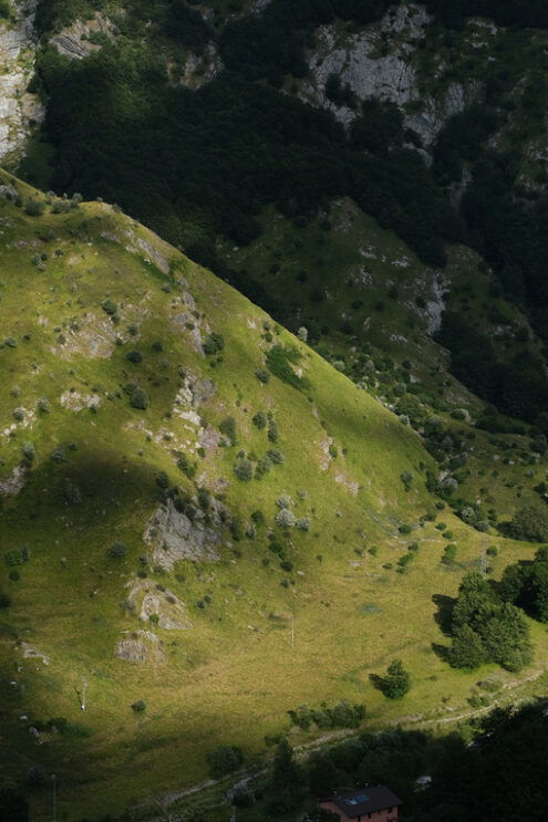 Apuan Alps mountains in Tuscany, green vegetationin the valley. - MyVideoimage.com | Foto stock & Video footage