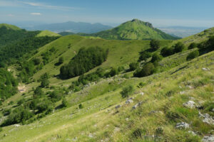 Apuane landscape. Panorama of Versilia with the cities of Camaiore and Viareggio. Stock photos. - MyVideoimage.com | Foto stock & Video footage