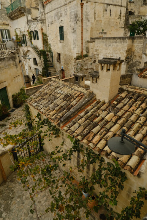 Arbor with vine plant. Houses, roads and alleys in the Sassi of Matera. Arbor with vine plants in autumn. - MyVideoimage.com | Foto stock & Video footage