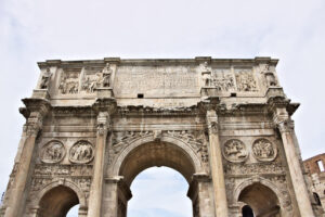 Arco di Costantino, Roma. Particolare dell’Arco di Costantino. L’arco si trova vicino al Colosseo. - MyVideoimage.com | Foto stock & Video footage