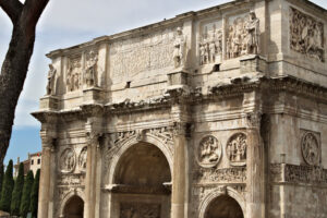 Arco di Costantino. Roma. Detail of the Arch of Constantine. The arch is located near the Colosseum and is designed to commemorate the victory of Constantine against Maxentius. - MyVideoimage.com | Foto stock & Video footage