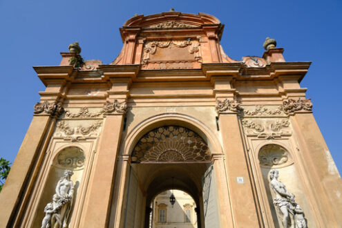 Arco trionfale. Giuseppe Verdi Museum in Busseto. Triumphal arch. Foto stock royalty free. - MyVideoimage.com | Foto stock & Video footage