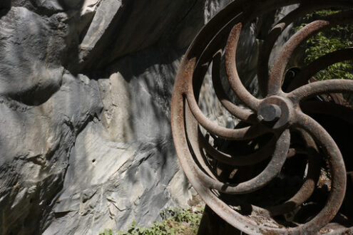 Argano per cavi in acciaio. Steel gears of an old winch used for steel cables in a marble quarry in the Apuane Alps. - MyVideoimage.com | Foto stock & Video footage