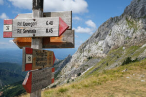 Arrows on the trail. Arrows on a pole indicating the mountain paths of the Apuan Alps. Stock photos. - MyVideoimage.com | Foto stock & Video footage