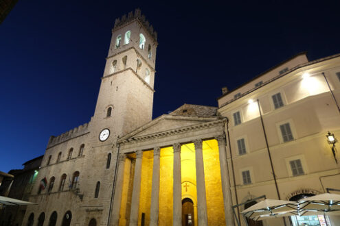 Assisi Piazza con tempio di Minerva. Town square of Assisi with the tower and the temple of Minerva. The city of San Francesco with the lights of the night. - MyVideoimage.com | Foto stock & Video footage