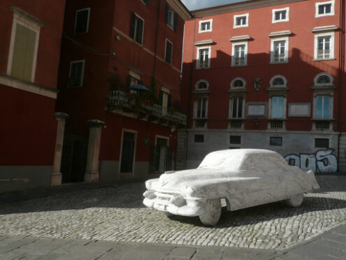 Auto di lusso in marmo bianco. Sculpture depicting a Cadillac car made of white Carrara marble displayed in a town square. - MyVideoimage.com | Foto stock & Video footage