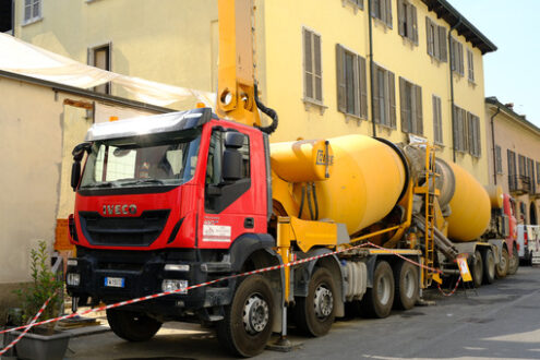 Autobetoniera in cantiere edile. Truck mixer and concrete pump. Foto stock royalty free. - MyVideoimage.com | Foto stock & Video footage