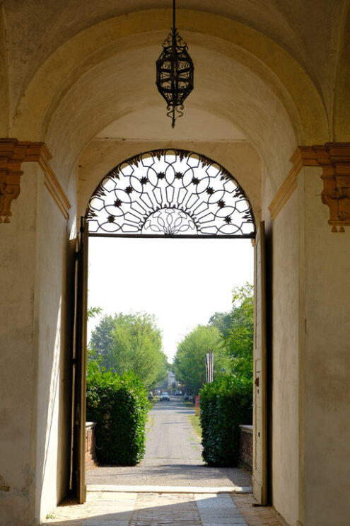 Avenue door. Avenue with door and wrought iron railing. Triumphal arch. Stock photos. - MyVideoimage.com | Foto stock & Video footage