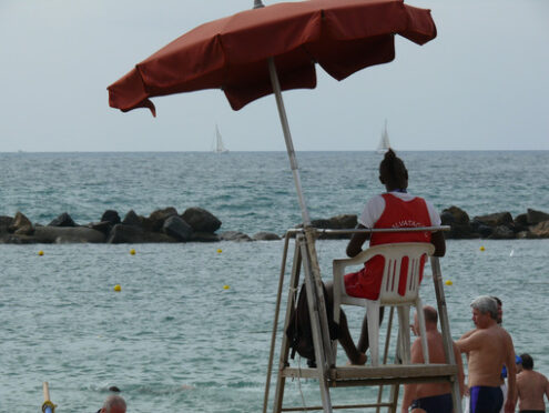 Bagnino. Postazione del bagnino in mare sulla spiaggia di Lerici. - MyVideoimage.com | Foto stock & Video footage