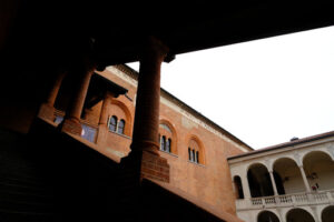 Banca Popolare di Novara. Loggia with columns and brick wall. Foto stock royalty free. - MyVideoimage.com | Foto stock & Video footage