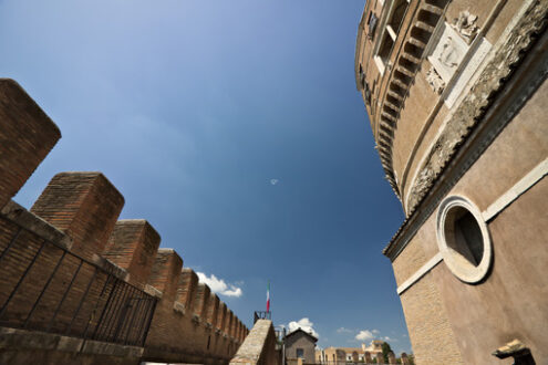 Bandiera italiana. Nel cortile del castello si trova la bandiera italiana. - MyVideoimage.com | Foto stock & Video footage