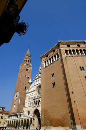 Baptistery, cathedral and Torrazzo tower. - MyVideoimage.com | Foto stock & Video footage