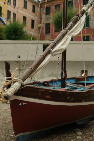 Barca a vela sulla spiaggia. Ancient sailing boat on the beach of the village of Vernazza. Cinque Terre. - MyVideoimage.com | Foto stock & Video footage