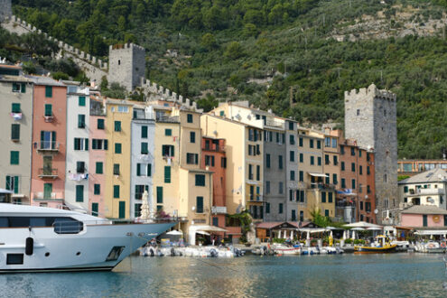 Barche a Portovenere. Panorama di Portovenere vicino alle Cinque Terre, con le tipiche case colorate. - MyVideoimage.com | Foto stock & Video footage