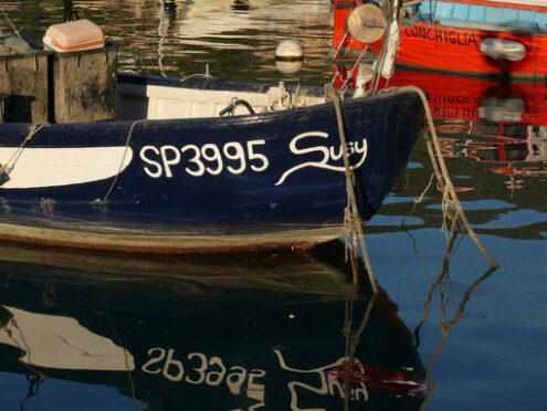 Barche colorate. Colorful fishing boats moored at the harbor. Foto mare con barche. - MyVideoimage.com | Foto stock & Video footage