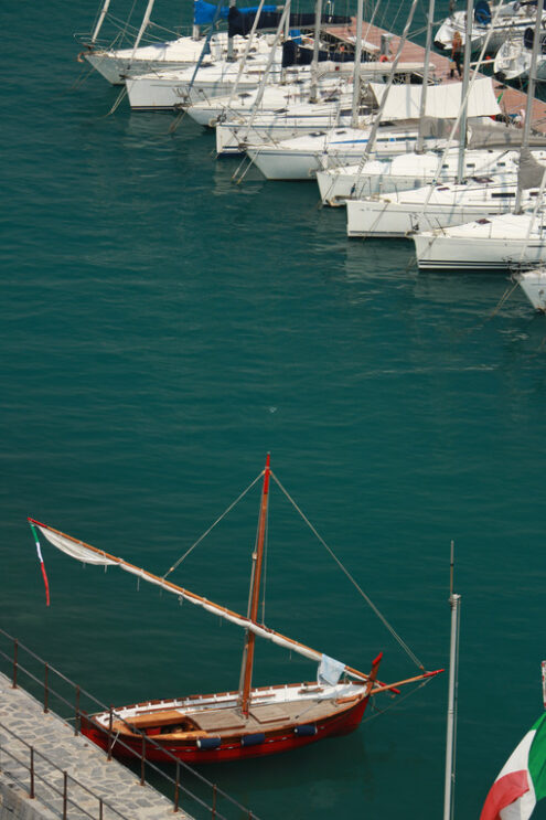 Barche in porto a Lerici. Barche a vela moderne e una barca d’epoca ormeggiata al porto. Immagini di mare. - MyVideoimage.com | Foto stock & Video footage