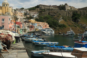 Barche in porto. Boats anchored in the port of Corricella on the Island of Procid - MyVideoimage.com | Foto stock & Video footage