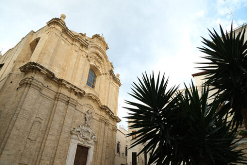 Baroque church in the city of Bari. A small church with a facade made of beige stone. Foto Bari photo.