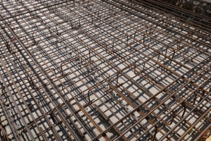 Barre di acciaio per cemento armato. Dense texture of steel rods of a reinforced concrete foundation. Construction site. - MyVideoimage.com | Foto stock & Video footage