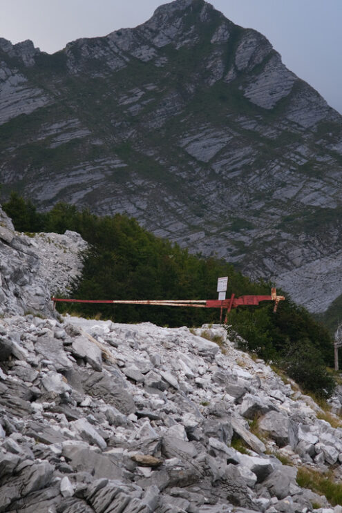 Barred road. Dirt road closed with a bar in a marble quarry on the Apuan Alps in Tuscany. Stock photos. - MyVideoimage.com | Foto stock & Video footage