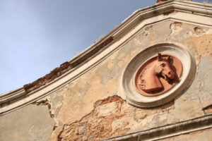 Bas-relief in terracotta with a horse’s head applied to the wall - MyVideoimage.com