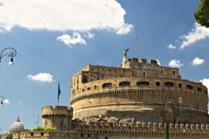 Basilica San Pietro, Roma. Castel Sant’Angelo con bandiera europea. - MyVideoimage.com | Foto stock & Video footage