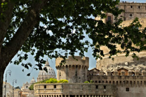 Basilica Vaticano. Castel Sant’angelo e foglie di alberi. Roma - MyVideoimage.com | Foto stock & Video footage